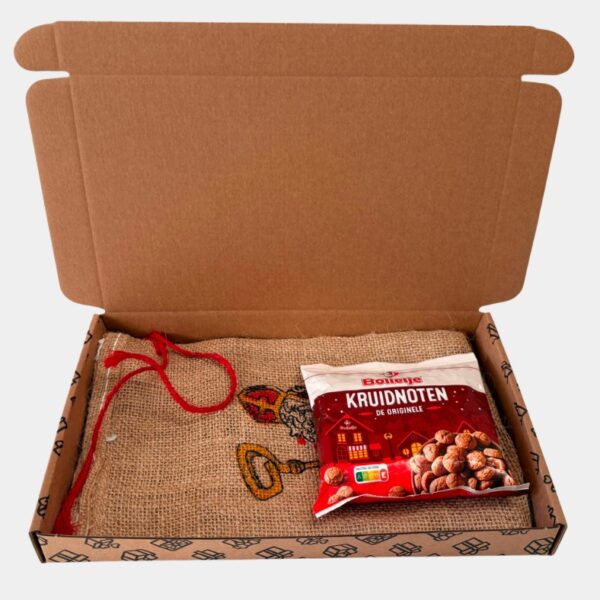 Sinterklaaspakket brievenbus met jute zakje en pepernoten