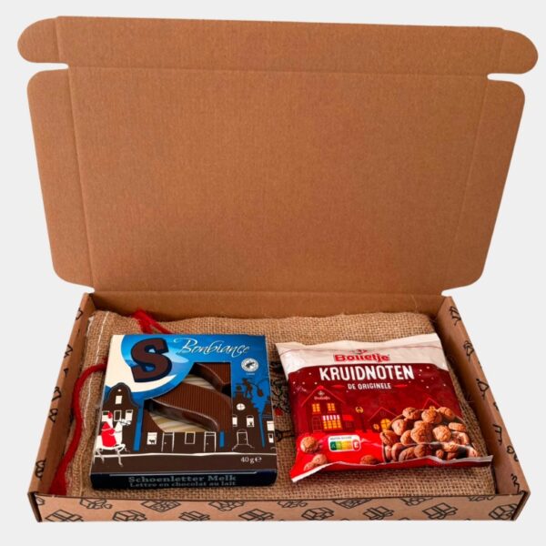 Sinterklaaspakket met chocoladeletter, pepernoten en jutezak
